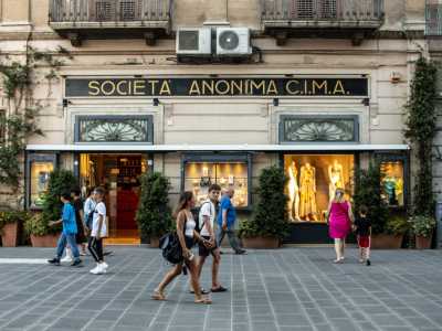 Concludiamo il nostro viaggio su via Sparano. Ad angolo con piazza Umberto si staglia dal 1928 l�insegna della �Societ� anonima Cima�...(foto di Antonio Caradonna)